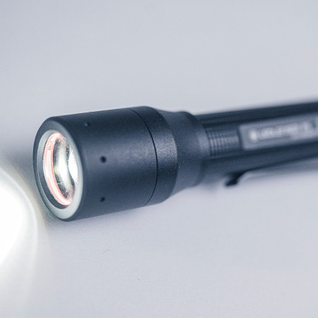 Ledlenser P5 juodas žibintuvėlis su spaustuku LED