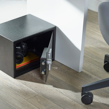 Yale YSV/250/DB2 laisvai pastatomas 16,3 l plieninis juodas seifas