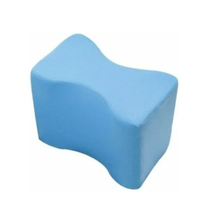 Atskiriamoji pagalvėlė tarp šlaunų su kojų įtvaru