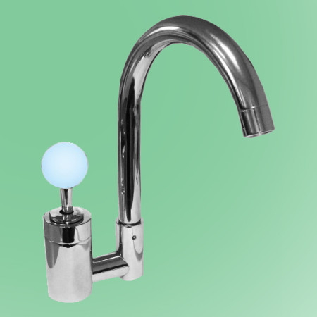 Svirtinis vandens maišytuvas plautuvei