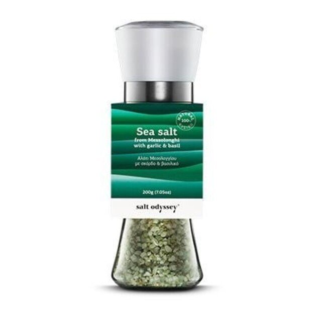 Druska su česnakais ir bazilikais malūnėlyje