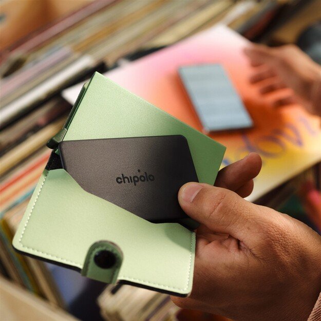 Chipolo CARD &ndash; Wireless Rechargeable Slim Bluetooth Tracker for iOS & Android, Charcoal 1