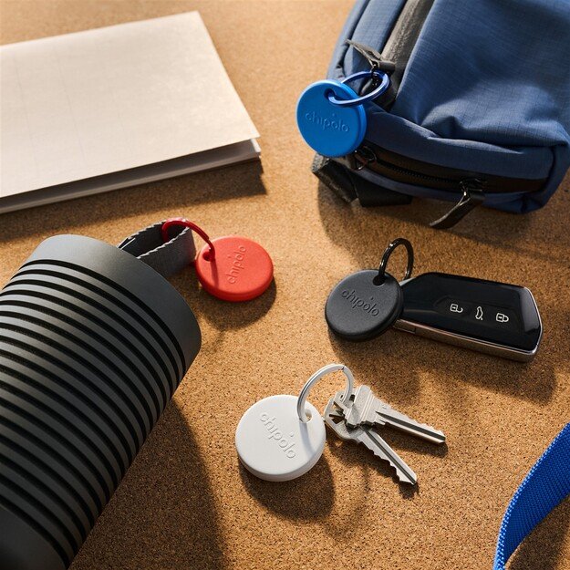 Chipolo POP &ndash; Bluetooth Tracker with Replaceable Battery for iOS & Android, 4pack -Black, White, Red, Blue