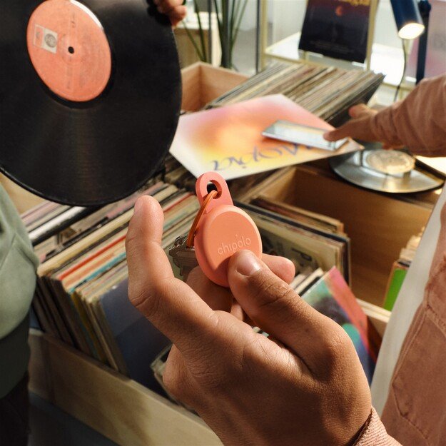 Chipolo LOOP &ndash; Rechargeable Bluetooth Tracker with Silicone Loop for iOS & Android, Coral 3